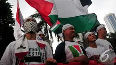 Massa yang peduli dengan kondisi Palestina menggelar demo di Bundaran HI, Jakarta, Jumat (14/11/2014). (Liputan6.com/Johan Tallo)
