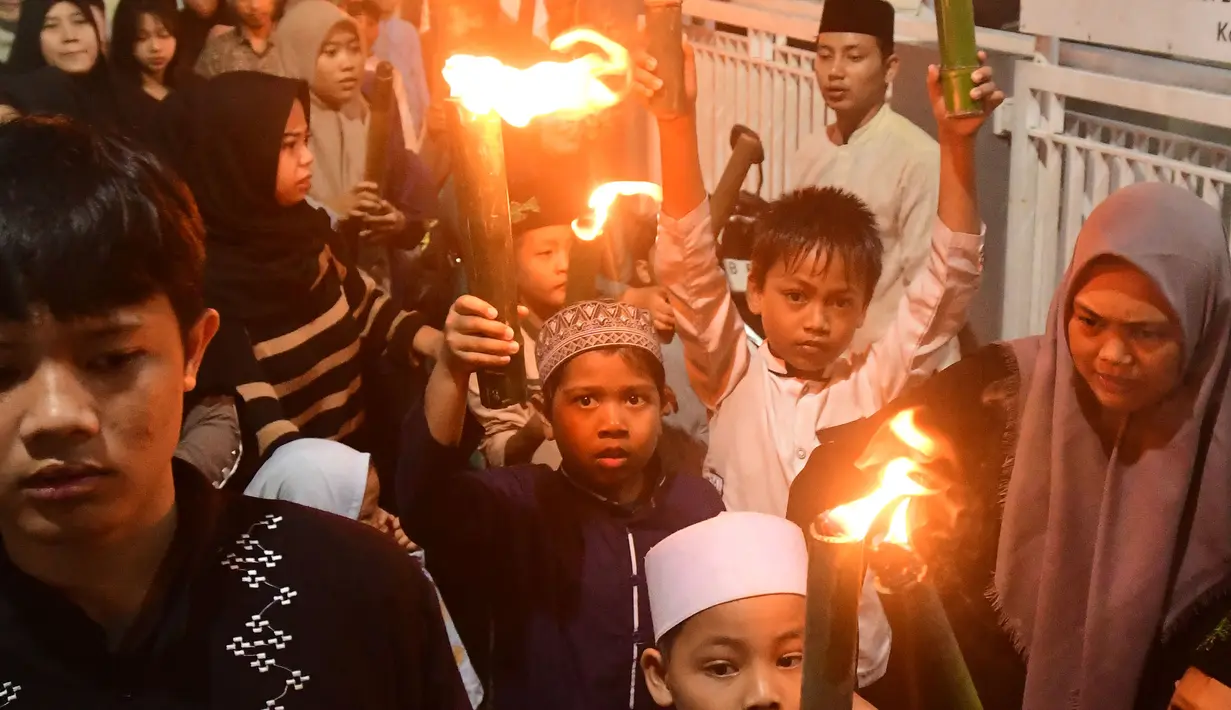 Pawai obor ini digelar sebagai bentuk suka cita sekaligus penanda kesiapan warga dalam menyambut bulan penuh berkah. Tampak dalam foto, anak-anak saat mengikuti pawai obor di kawasan Cinere,  Depok, Senin (16/2/2026). (merdeka.com/Arie Basuki)