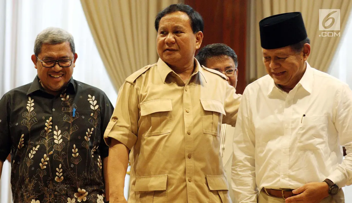 Ketua Umum dan Ketua Dewan Pembina Partai Gerindra Prabowo Subianto  berbincang Gubernur Jawa Barat Ahmad Heryawan saat melakukan pertemuan di Jakarta, Kamis (1/3). (Liputan6.com/Johan Tallo)