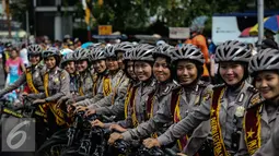 Sejumlah polwan berpose sebelum melakukan patroli di kawasan Bunderan HI, Jakarta (15/1). Patroli bersepeda oleh polwan itu untuk memberikan rasa nyaman kepada warga yang beraktivitas dalam HBKB. (Liputan6.com/Faizal Fanani)