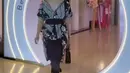 Donna Agnesia mengenakan atasan batik dipadukan obi hitam senada dengan midi skirtnya. Batik lengan pendek tersebut dipadukan tas hitam. [@dagnesia]