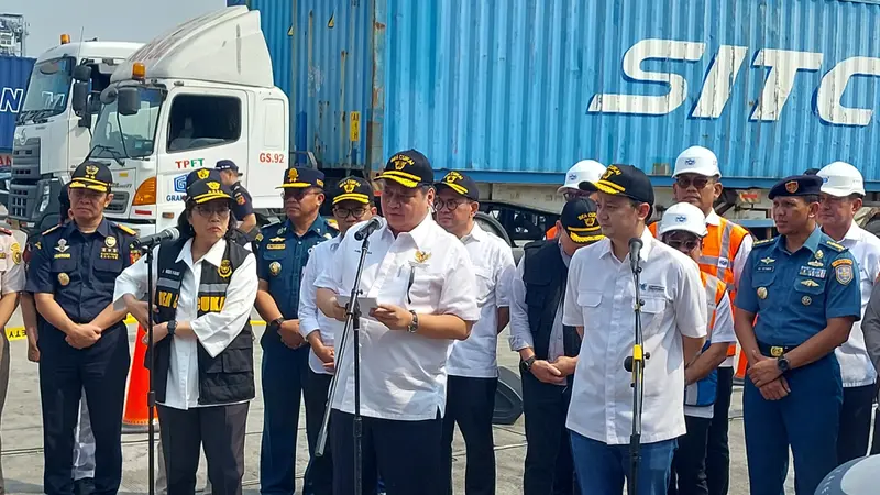 Menteri Koordinator Bidang Perekonomian Airlangga Hartarto melepas langsung puluhan ribu kontainer tertahan di pelabuhan. Menteri Keuangan Sri Mulyani Indrawati dan Wakil Menteri Perdagangan Jerry Sambuaga ikut terlibat.