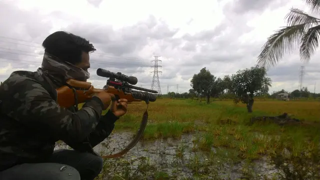 Para sniper handal dikerahkan untuk menembak mati anjing liar yang meresahkan warga Palembang