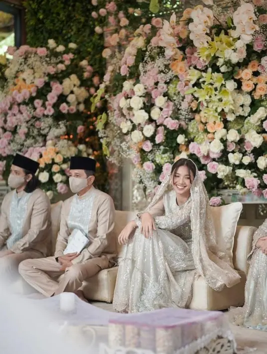 Sheila mengenakan 3 busana yang berbeda dari Ayung Berinda dalam acara ini. (Instagram/willymulyadi27).