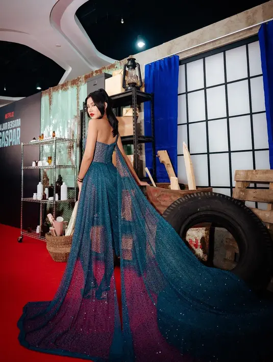 Penampilan Shenina semakin sempurna dengan pulasan lipstik merah. [Foto: Instagram/sheninacinnamon]