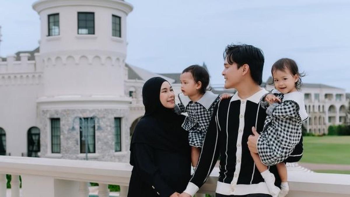 Kasual hingga Formal, 7 Inspirasi Model Baju Couple Anisa Rahma Sekeluarga