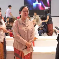 Ketua DPR RI ini pun memadukan atasan dengan kain batik sebagai bawahan. Kain berwarna orange tersebut dari Bin House. [Daniel Kampua]