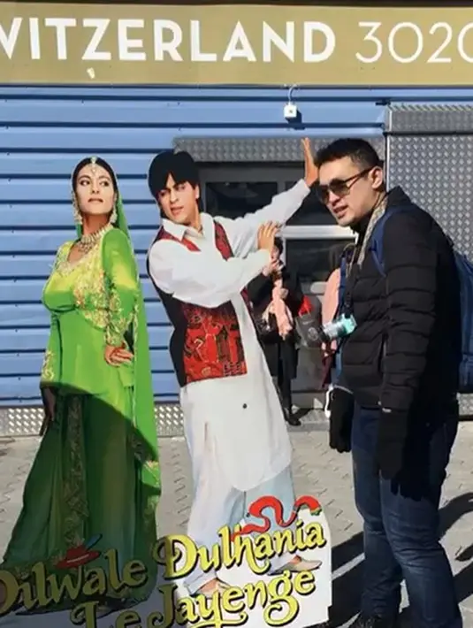 Saat di Gunung Titlis, Gilang bertemu dengan idolanya, Shahrukh Khan. Meski hanya sebuah foto sebagai penggemar berat, ia sangat berharap suatu saat nanti bisa bertemu dengan wajah aslinya. Dan bisa membangun kerja sama dalam film (Instagram/adieztyfersa)