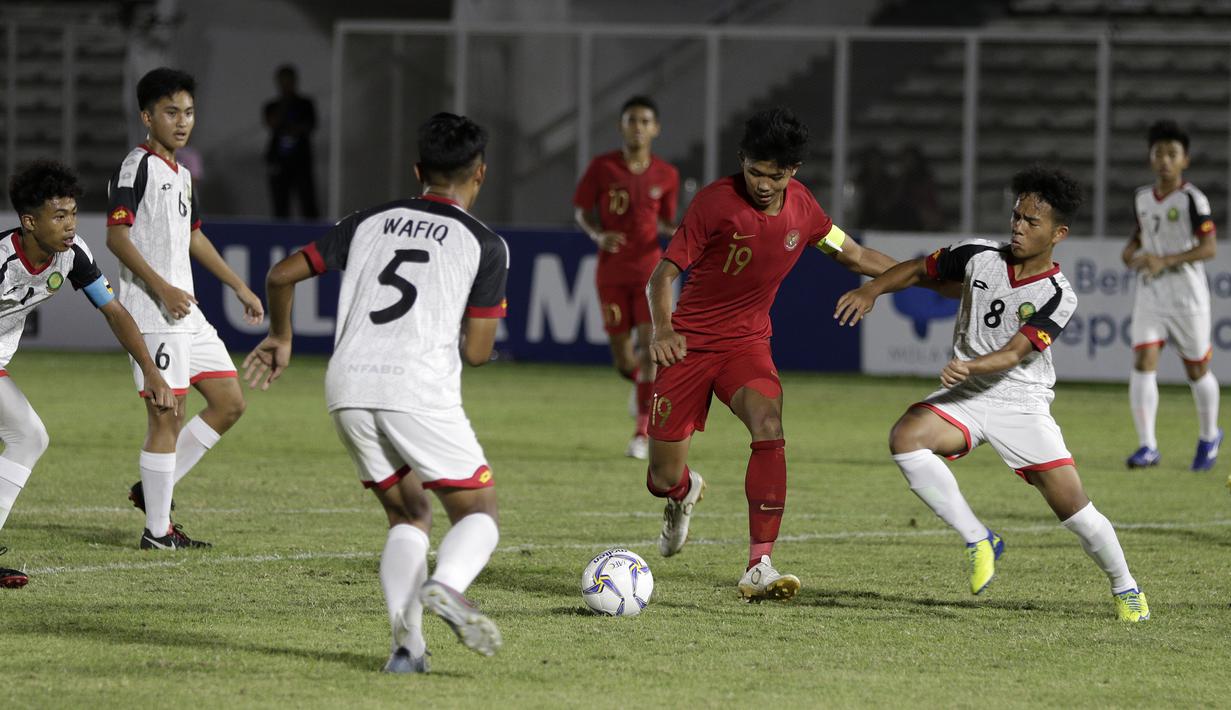 Striker Timnas Indonesia U-16, Ahmad Athallah, berusaha melewati pemain Brunei Darussalam pada laga babak Kualifikasi Piala AFC U-16 2020 di Stadion Madya, Jakarta, Jumat (20/9). Indonesia menang 8-0 atas Brunei. (Bola.com/Yoppy Renato)