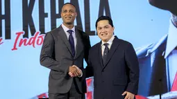Pelatih kepala baru Timnas Indonesia, Patrick Kluivert berjabat tangan dengan ketua umum PSSI, Erick Thohir pada acara konferensi pers mengenai perkenalan pelatih baru Timnas Indonesia di Hotel Mulia, Senayan, Jakarta, Minggu (12/01/2025). (Bola.com/Bagaskara Lazuardi)