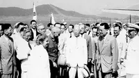 (Tengah, kemeja putih) Presiden Pertama Korea Selatan, Syngman Rhee (Wikimedia)