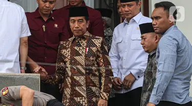 Presiden Republik Indonesia, Joko Widodo (Jokowi) saat melayat ke rumah duka Wakil Presiden RI ke-9 Hamzah Haz di Jalan Tegalan, Palmeriam, Matraman, Jakarta, Rabu (24/7/2024). (Liputan6.com/Angga Yuniar)