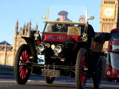 Peserta mengendarai mobil klasik seri Wolseley 1904 saat mengikuti tur tahunan dengan mobil veteran dari London ke Brighton di London, Inggris (6/11). Lebih dari 400 mobil klasik ikut memeriahkan acara tahunan ini. (Reuters/Neil Balai)