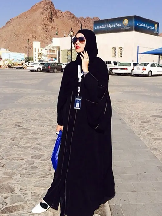 Dengan tampilan barunya sekarang ini, Indah Dewi Pertiwi juga tak lagi mengenakan pakaian lamanya yang terlihat seksi. Ia juga tidak takut dengan kariernya apalabila setelah berhijab akan meredup. (Instagram/idp91)