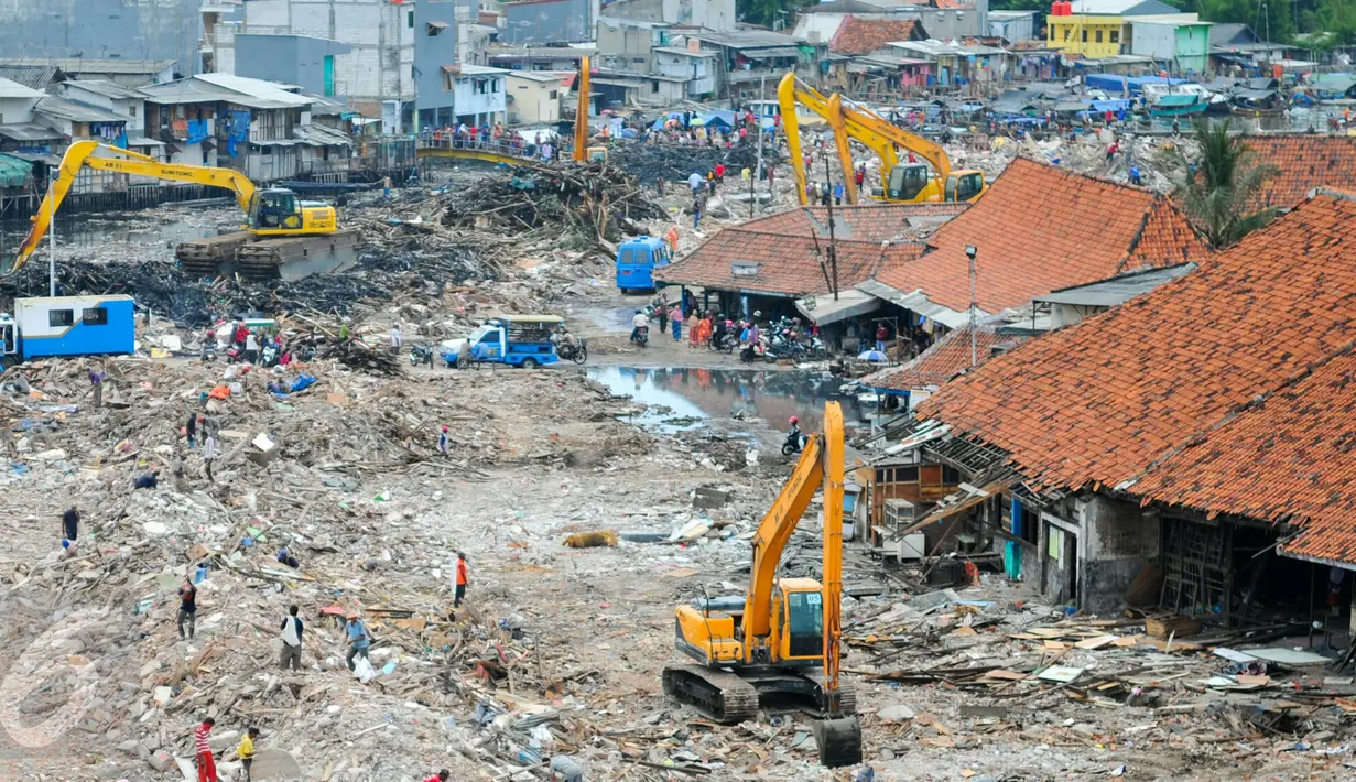 Kondisi bangunan rumah pasca pembongkaran permukiman pada senin kemarin, Jakarta, Selasa (12/4/2016). Pemprov DKI bongkar ratusan rumah di wilayah pasar ikan untuk revitalisasi Museum Bahari dan Pelabuhan Sunda Kelapa. (Liputan6.com/Yoppy Renato)