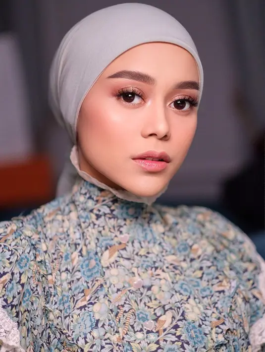 Lesti Kejora beberapa dikomentari netizen soal penampilannya. Mulai dari berhijab tapi lehernya masih kelihatan hingga disebut lepas hijab gara-gara mengenakan hoodie sebagai pengganti hijab saat momen ulang tahun ibunda Margin Wieheerm beberapa waktu lalu. Meski sering ramai dikomentari, Lesti tak pernah buka suara untuk membela diri dan tetap menanggapi dengan santai. (Liputan6.com/IG/@lestykejora)