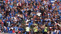 Kisruh Aremania di tribune Stadion Kanjuruhan saat laga melawan Persebaya, Sabtu (9/19/2018). (Bola.com/Aditya Wany)