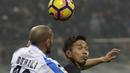Gaya pemain Inter Milan, Yuto Nagatomo (kanan) berduel dengan pemain Pescara, Ahmad Benali pada laga lanjutan Serie A di  Giuseppe Meazza stadium, Milan (28/1/2017). Inter menang 3-0.  (AP /Luca Bruno)