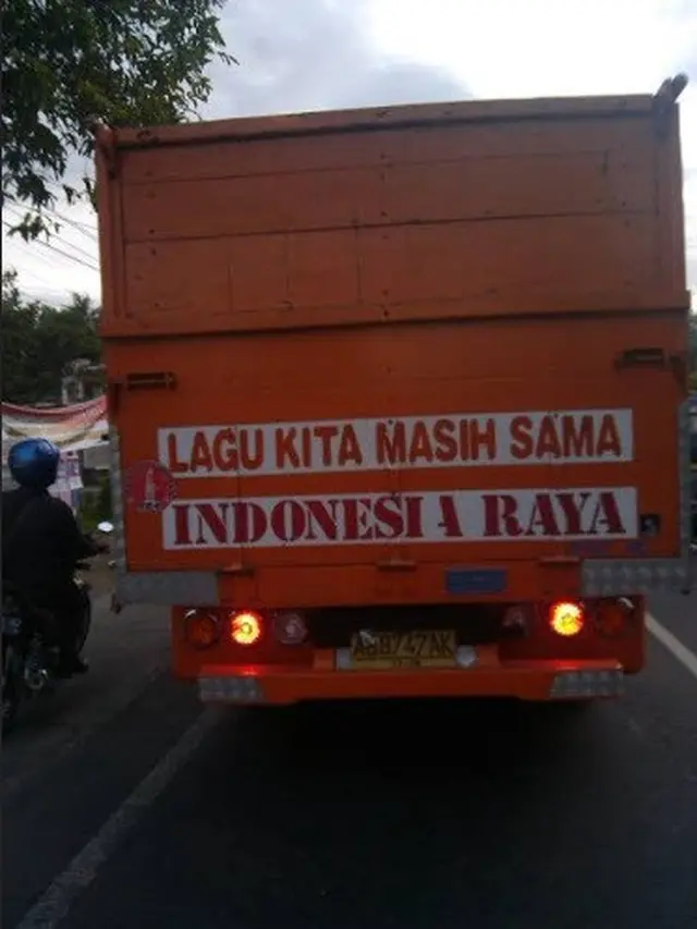 tulisan absurd di truk