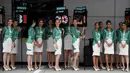 Gadis Grid atau Grid Girls berpose sebelum Grand Prix Formula 1 Malaysia di Sepang, (1/10/2017). Keberadaan gadis grid sudah dihapus di ajang Kejuaraan V8 Supercars pada musim 2016. (AFP PHOTO / Manan Vatsyayana)
