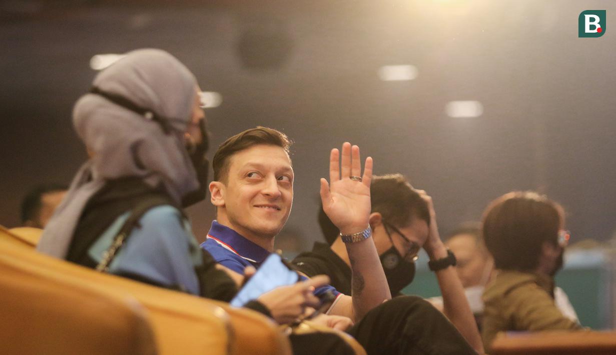 <p>Mesut Ozil sebagai Brand Ambassador Concave Indonesia menyapa fans yang hadir saat jumpa pers di Kemenparekraf, Jakarta Pusat, Rabu (25/05/2022). (Bola.com/Bagaskara Lazuardi)</p>