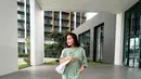 Ikuti tren warna sage yang viral, Prilly Latuconsina padukan set light green dengan glass sandal [@prillylatuconsina96]