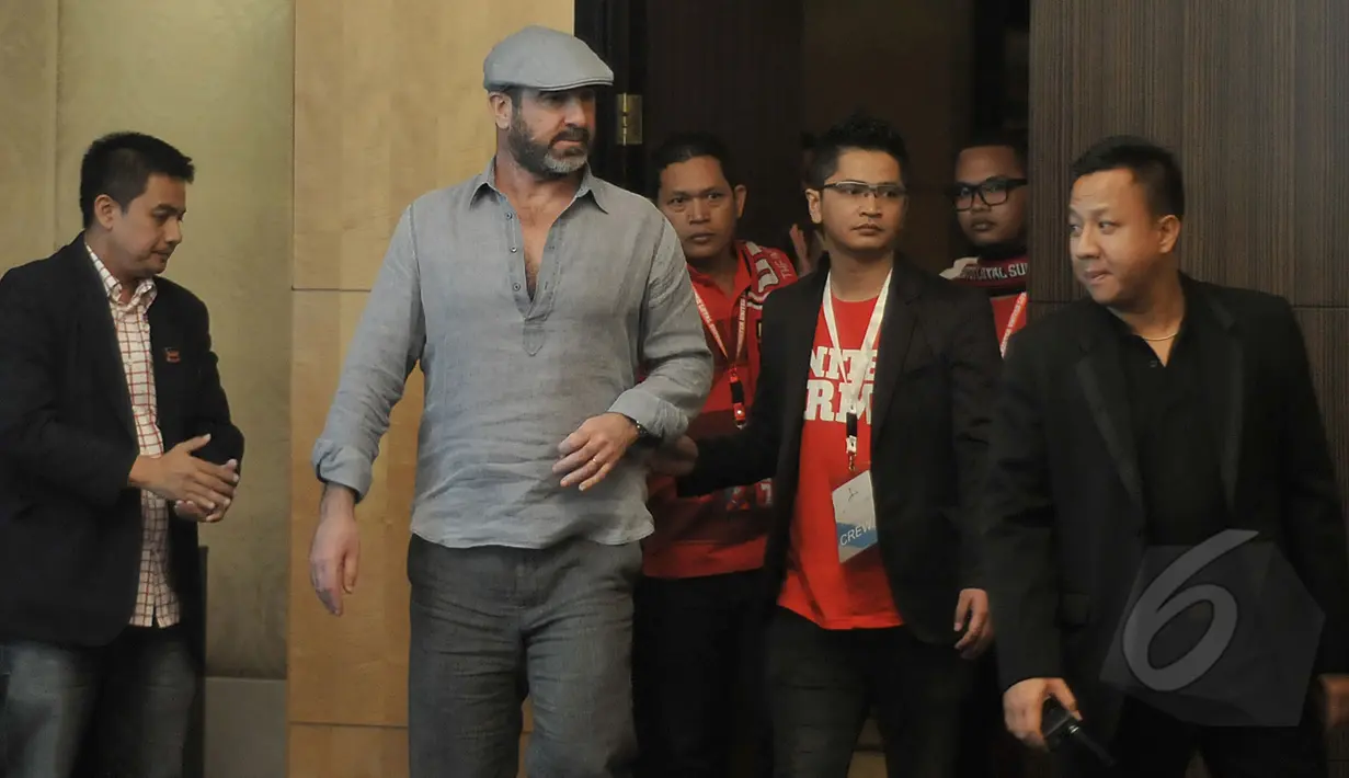 Eric Cantona saat tiba di Hotel Mulia untuk melakukan konferensi pers, Jakarta, Jumat (17/4/2015). Cantona didaulat menjadi brand ambassador jam tangan Hautlance. (Liputan6.com/Johan Tallo)