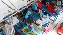 Pekerja tengah menyetrika pakaian yang menggunakan energi dari gas alam (Compressed Natural Gas/CNG) PGN di Bogor Laundry, Bogor, Kamis (28/9). Bisnis laundry tersebut dapat meraih keuntungan perhari hingga 10 juta. (Liputan6.com/Angga Yuniar)