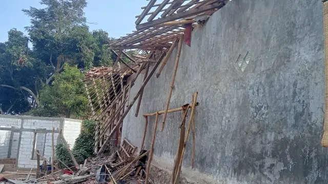 Kondisi sejumlah rumah warga di Situbondo dihantam angin puting beliung. (liputan6.com/hermawan).