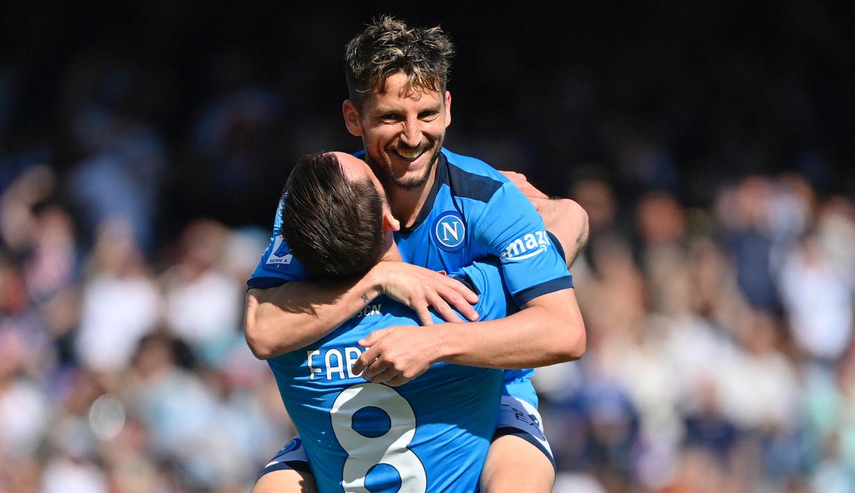 Dries Mertens. Striker Belgia berusia 35 tahun ini berstatus tanpa klub usai kontraknya habis bersama Napoli yang telah diperkuatnya sejak awal musim 2013/2014. Ia total tampil dalam 397 laga di semua ajang bareng Napoli dengan torehan 148 gol dan 90 assist. Hingga kini ia belum memastikan klub mana yang akan dibelanya musim 2022/2023 nanti, meskipun ada satu klub yang serius meminatinya, yaitu Olympique Marseille. (AFP/Alberto Pizzoli)