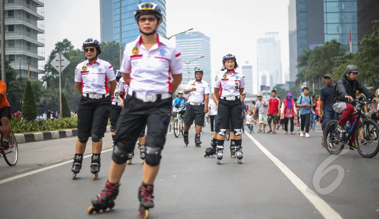 Sejumlah polisi berpatroli dengan memakai sepatu roda di area Car Free Day, di Bundaran HI, Jakarta, Minggu (3/5/2015). Patroli polisi ini dilakukan untuk menjaga ketertiban serta keamanan bagi warga yang berolahraga. (Liputan6.com/Faizal Fanani)