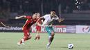 Pemain Timnas Indonesia U-19, Marselino Ferdinan (kanan) berusaha melewati pemain Timnas Vietnam U-19 saat laga Grup A Piala AFF U-19 2022 di Stadion Patriot Candrabhaga, Bekasi, Jawa Barat, Sabtu (02/07/2022). (Bola.com/Ikhwan Yanuar)