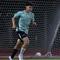 Pemain Timnas Indonesia U-16, Matthew Baker melakukan jogging dalam sesi official training di Stadion UNS, Solo, Jawa Tengah, Minggu (30/6/2024) jelang menghadapi Australia dalam laga semifinal Piala AFF U-16 pada Senin (1/7/2024) di Stadion Manahan, Solo. (Bola.com/Abdul Aziz)