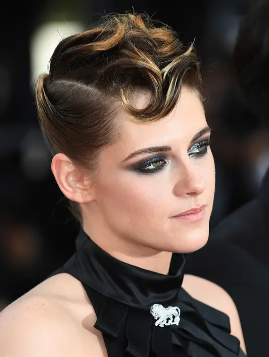 Aktris dan juri Kristen Stewart berpose saat menghadiri pemutaran film "Todos Lo Saben (Everybody Knows)" dan pembukaan festival film internasional ke-71, Cannes, Prancis, (8/5). (AP Photo/Joel C Ryan)