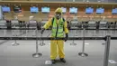 Seorang pekerja mendisinfeksi area check-in dalam Bandara Internasional El Dorado di Bogota, Kolombia, Senin (31/8/2020). Presiden Kolombia Ivan Duque mengizinkan lebih banyak penerbangan domestik mulai September. (Juan BARRETO/AFP)