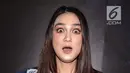 Aktris Luna Maya berpose saat konferensi pers film terbarunya Suzzana: Bernapas dalam kubur di Jakarta, Senin (24/9). Luna Maya yang memerankan Suzzanna akan beradu akting dengan Herjunot Ali yang menjadi pemeran Satria. (Liputan6.com/Faizal Fanani)