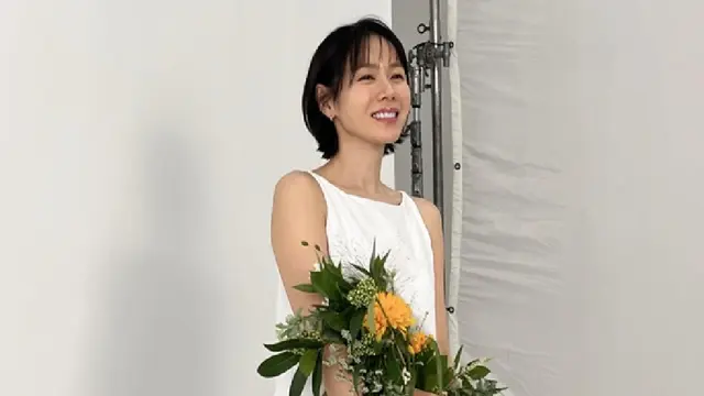 Potret Son Ye Jin Pamer Perut Rata dan Pinggang Ramping Saat Pakai Crop Top Pink