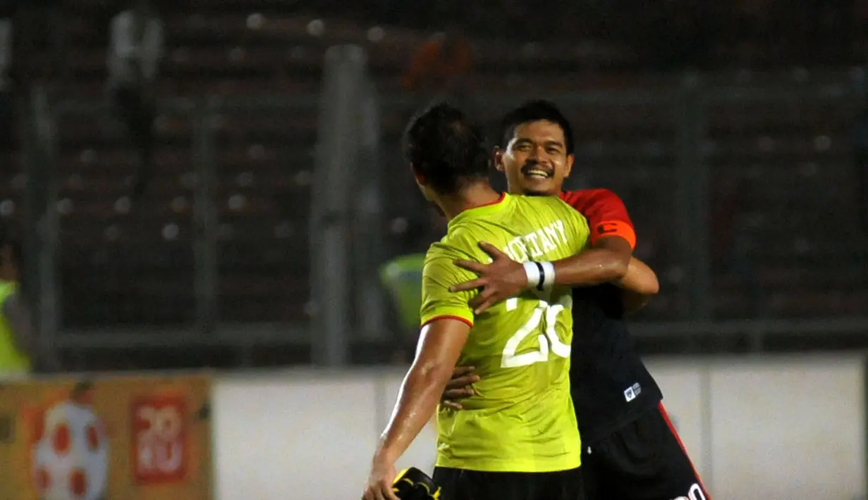 Bambang Pamungkas (Pelita Bandung Raya) memeluk mantan rekan setimnya, Andritany (Persija Jakarta), usai berlaga di Stadion GBK, (14/8/2014). (Liputan6.com/Helmi Fithriansyah) 