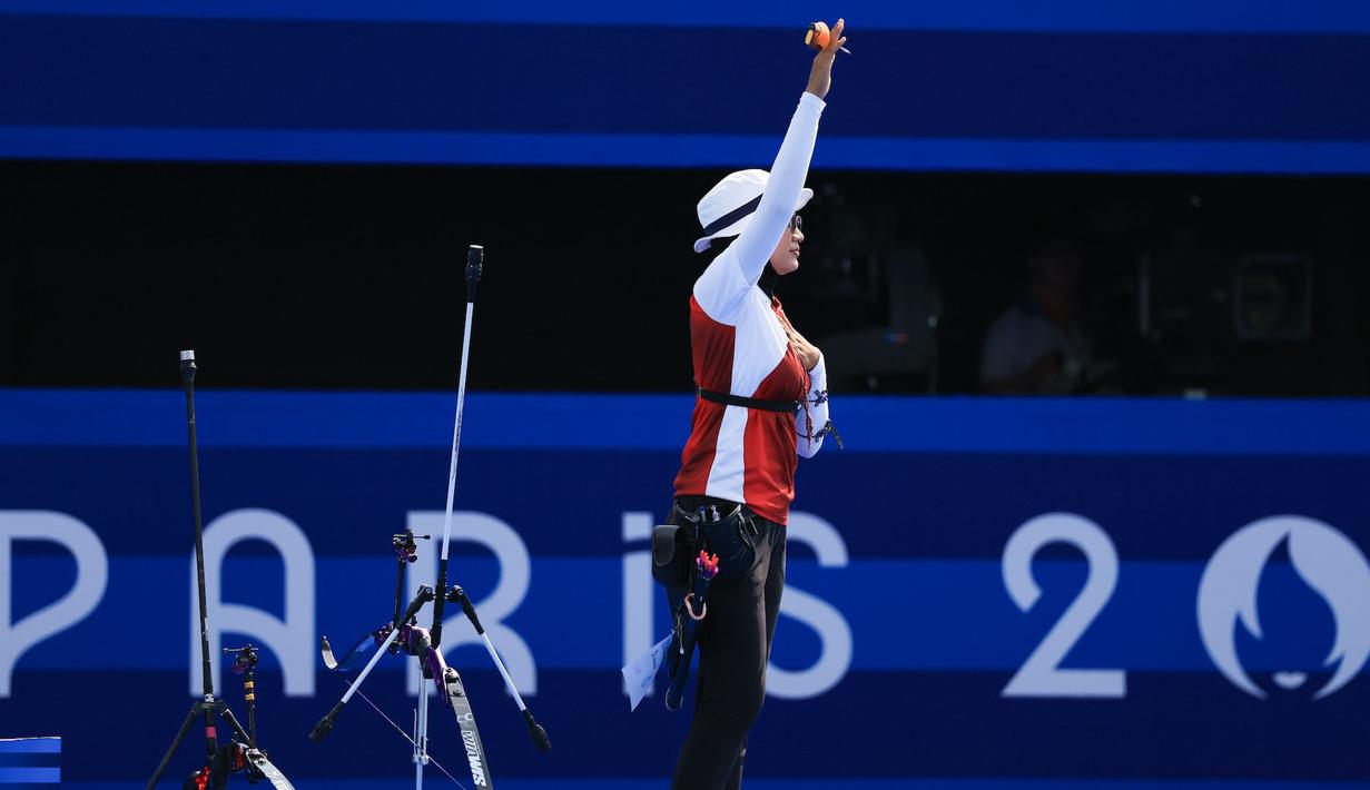 <p>Selebrasi Atlet panahan putri Indonesia, Diananda Choirunisa setelah mengalahkan wakil Amerika Serikat, Catalina Gnoriega pada babak 32 besar nomor individual putri Olimpiade Paris 2024 di Les Invalides Arena, Paris, Selasa (30/7/2024). Diananda Choirunisa menang 6-5. (Dok. NOC Indonesia/Naif Muhammad Al'as)</p>