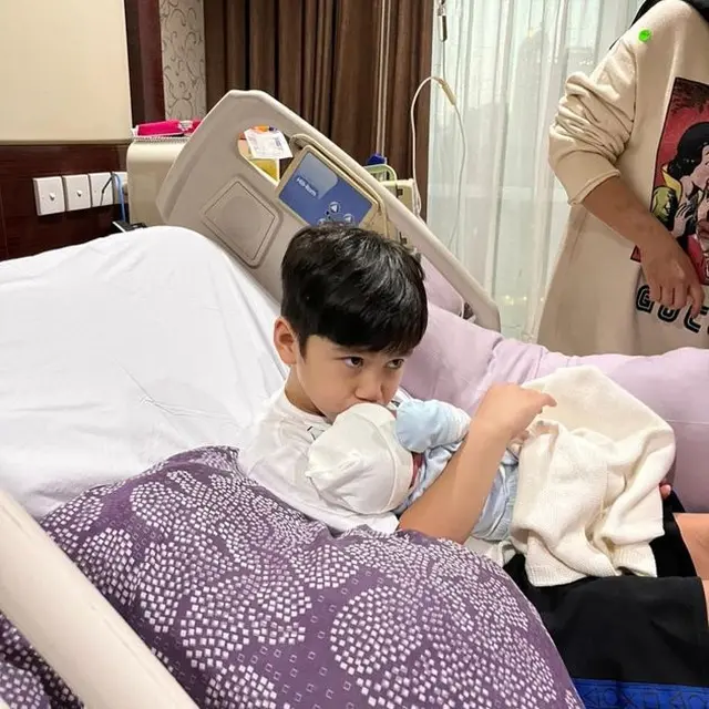 6 Momen Rafathar Gendong Pertama Kali Baby R, Peluk Cium Sebagai Kakak