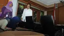 Memulai aktivitas berkemas sekitar pukul 13.00 WIB, Jokowi dibantu 3 orang stafnya terlihat sibuk, Jakarta, (17/10/14). (Liputan6.com/Herman Zakharia)
