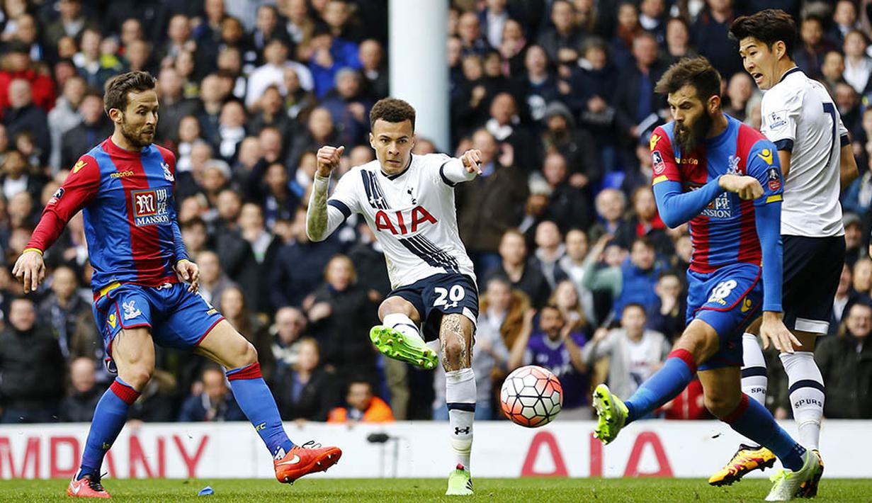 Gelandang Tottenham, Dele Alli, melepaskan tendangan ke gawang Crystal Palace. Mendapat dukungan penuh karena bermain di kandang, Spurs gagal memanfaatkannya untuk meraih kemenangan. (Reuters/Darren Staples)