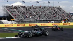 Sejumlah pembalap Formula Satu beraksi selam sesi latihan pertama di Autodromo Hermanos Rodriguez di Meksiko, (30/10/2015). Meksiko pertama kali menjadi tuan rumah F1 pada 1963 dan menggelarnya untuk terakhir kali pada 1992. (REUTERS/Henry Romero)