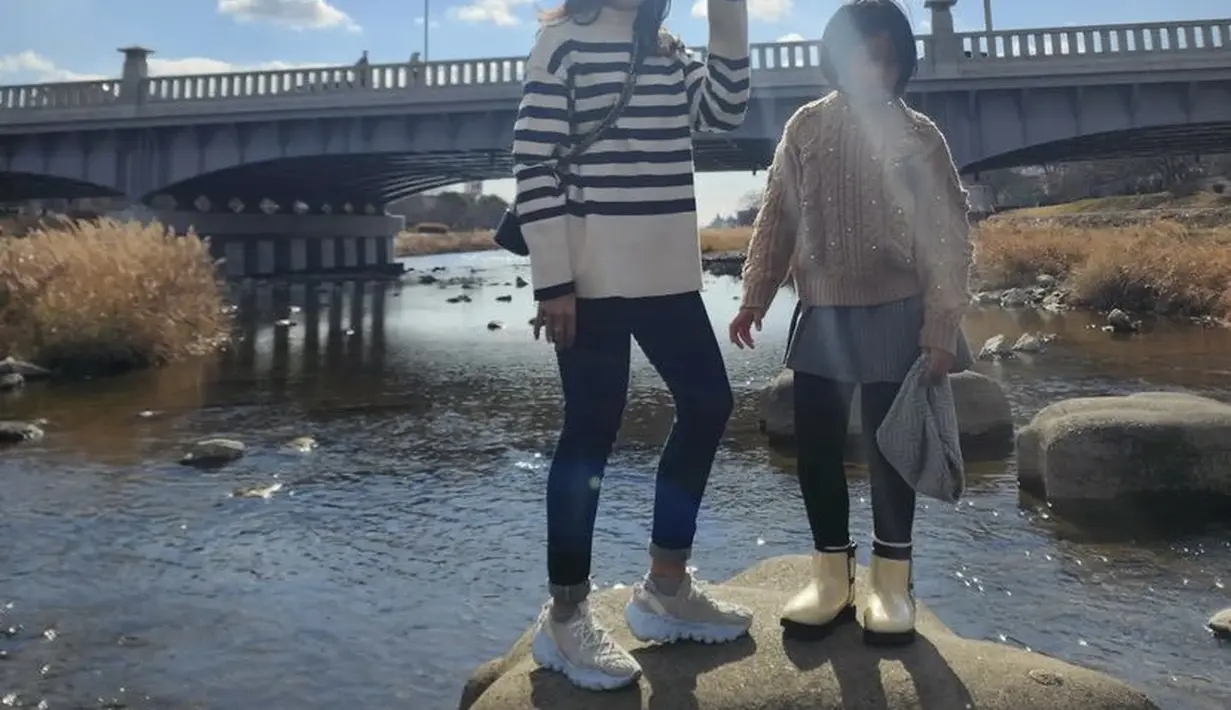 Bergaya simple dengan jaket bergaris dipadukan celana denim seperti Dian Sastro