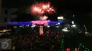 Warga menyaksikan pertunjukan kembang api pada malam pergantian tahun baru Imlek 2567 di kawasan Pasar Gede, Solo, Senin (8/2). Pesta kembang api menjadi puncak dari perayaan Imlek di Solo yang berlangsung selama 30 menit. (Foto; Boy Harjanto)