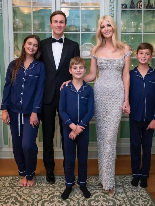 Ia juga memilih mengenakan sepatu hak krem. Melengkapi tampilannya dengan anting berlian berbentuk buah pir Leviev.  [@ivankatrump]