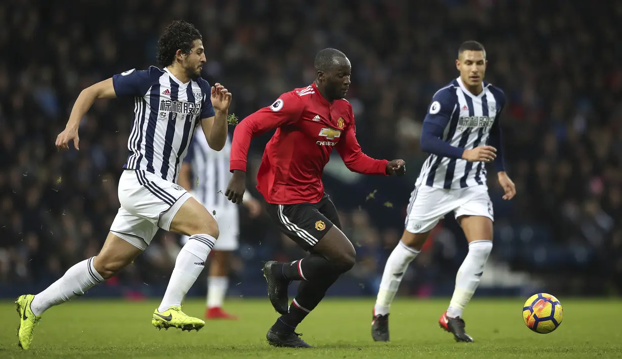 Striker Manchester United (MU), Romelu Lukaku, berusaha melewati bek West Bromwich Albion (WBA), Ahmed Hegazi, pada laga Premier League di Stadion The Hawthorns, Minggu (17/12/2017). MU menang 2-1 atas WBA. (AP/Nick Potts)