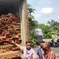 Barang bukti kayu ilegal logging dari Suaka Margasatwa Rimbang Baling yang disita Polda Riau. (Liputan6.com/M Syukur)