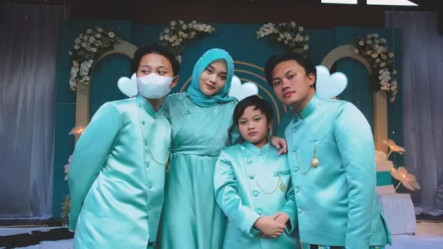 Potret 6 Artis Bareng Adik Bungsu yang Terpaut Usia Jauh, Selalu Kompak