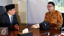Ketua DPR Ade Komaruddin (kiri) berbincang dengan Menteri Dalam Negeri Tjahjo Kumolo di Kompleks Parlemen, Senayan, Jakarta, Rabu (16/11). Pertemuan tersebut membahas Rancangan Undang-undang Pemilihan Umum (Pemilu). (Liputan6.com/Johan Tallo)